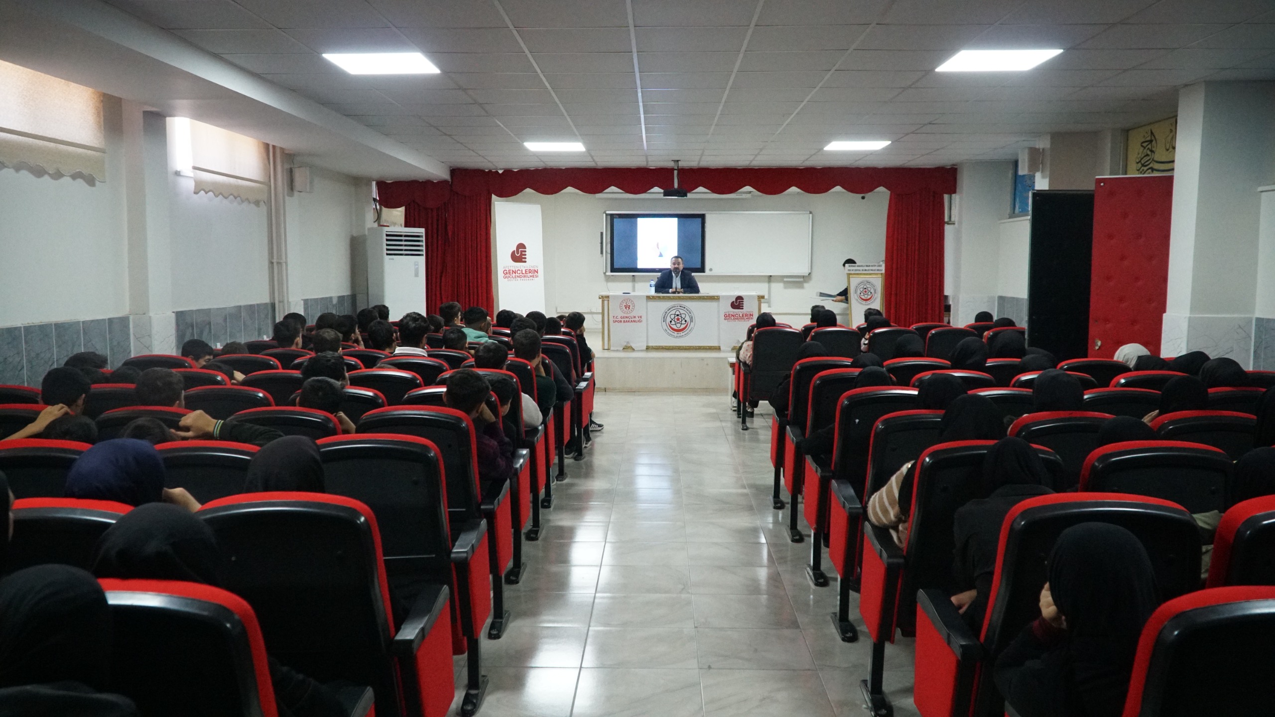 ''Geleceğe Işık Ol'' Projesi Kapsamında Travma Sonrası Stres Semineri Düzenlendi